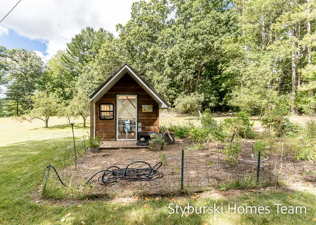 $900,000 | 226 North 176th Avenue, Walkerville, MI 49459