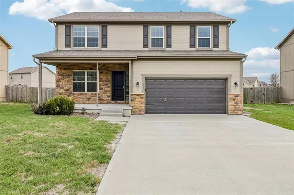 $379,900 | 527 South Poplar Street, Gardner, KS 66030