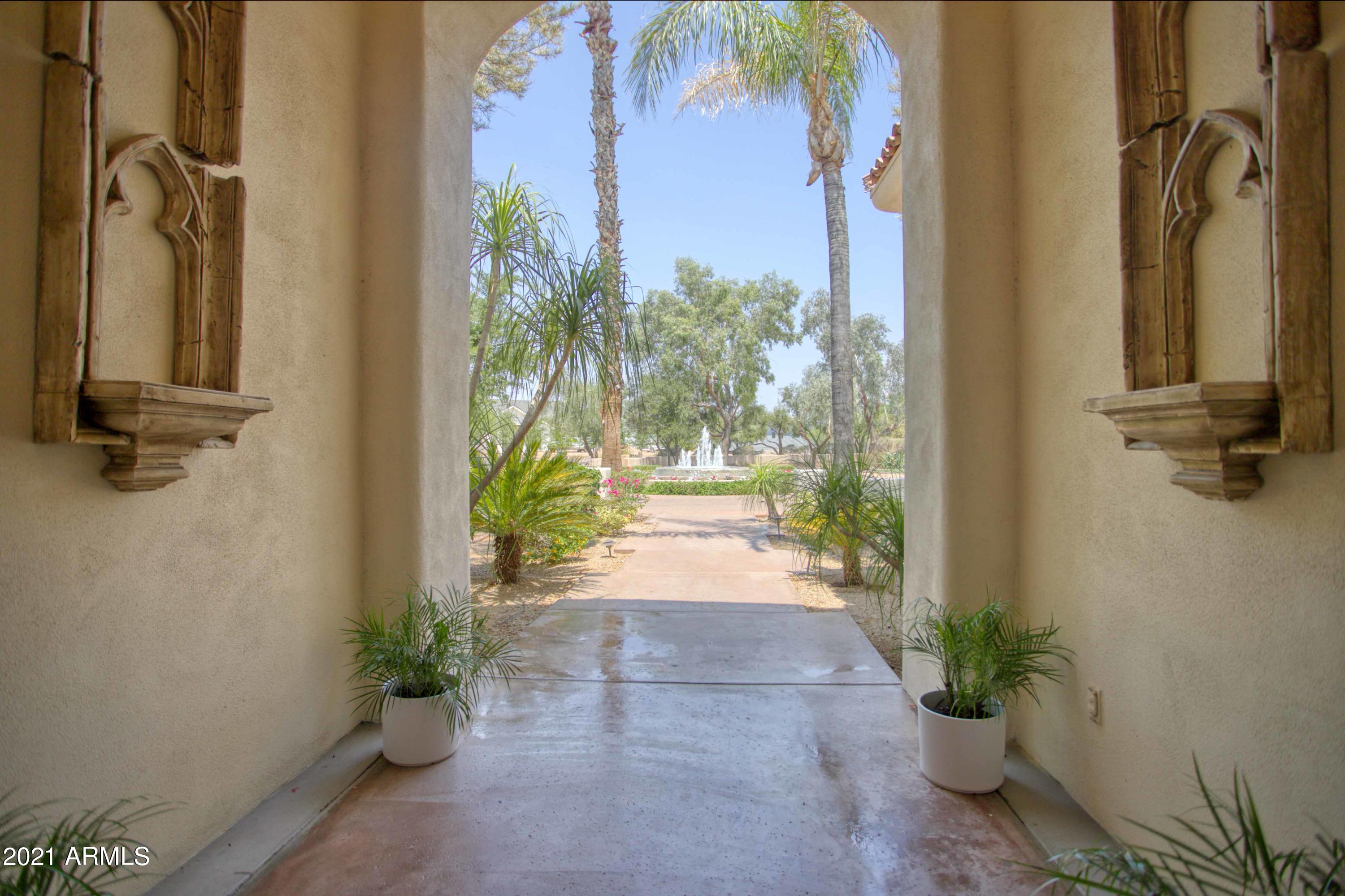 9215 North Invergordon Road Paradise Valley, AZ 85253 - Photo 4 of 31 9215 N Invergordon Rd_0722