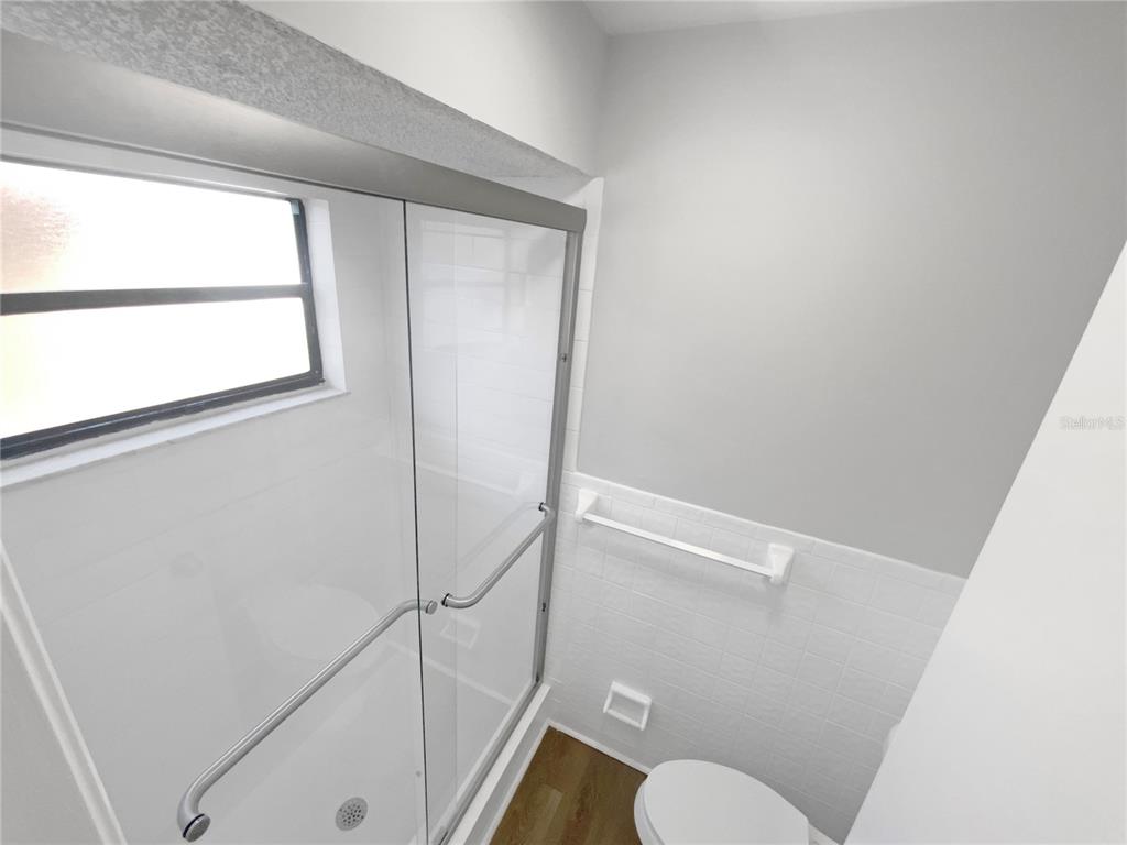 7846 Cayuga Drive New Port Richey, FL 34653 - Photo 20 of 32 a bathroom with a window