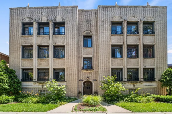 $359,000 | 6209 North Mozart Street, Unit 3S, Chicago, IL 60659