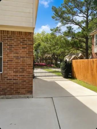 $2,800 | 15922 Cutten Road, Houston, TX 77070