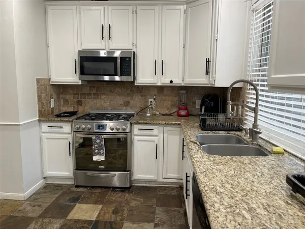 $2,800 | 15922 Cutten Road, Houston, TX 77070