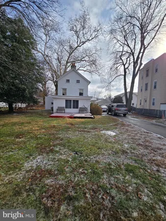 a view of a yard with a house