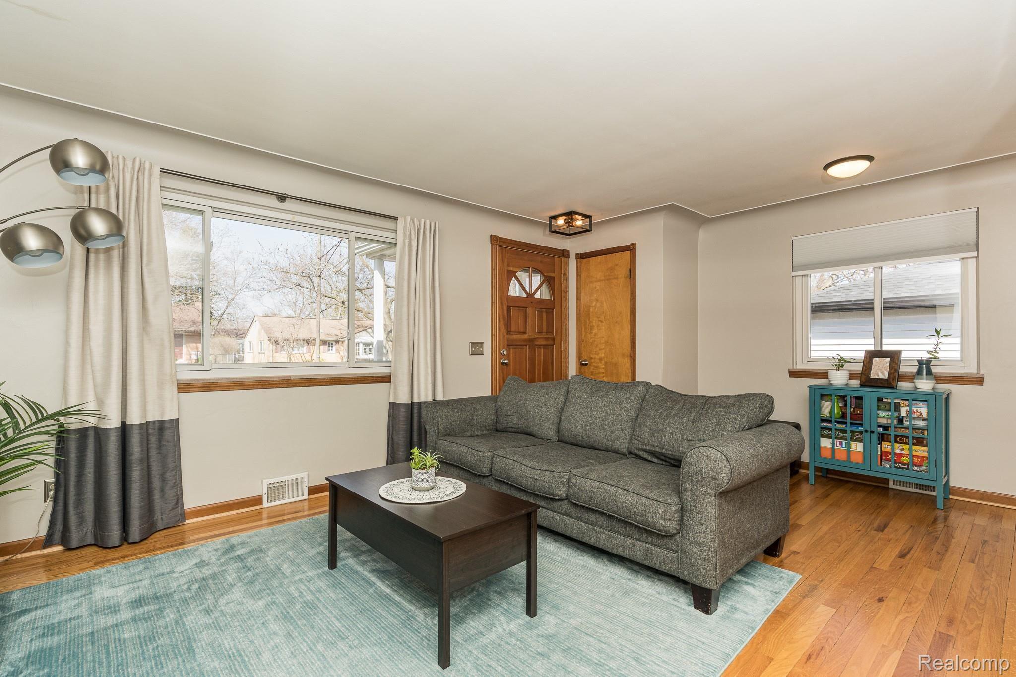 211 South Helen Avenue Rochester, MI 48307 - Photo 10 of 38 211 S Helen MLS-W008.jpg
