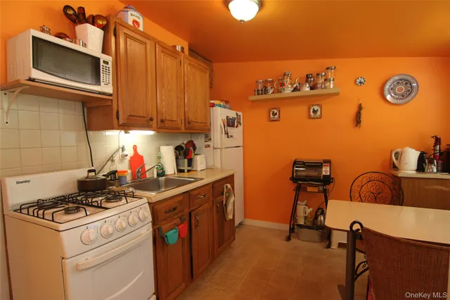 $98,000 | 3155 Lexington Avenue, Unit 18AB, Mohegan Lake, NY 10547