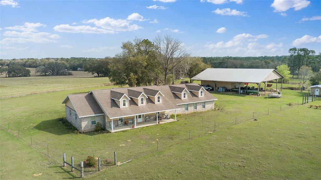 19355 Southwest 25th Place Dunnellon, FL 34431 - Photo 35 of 38 a view of a patio with table and chairs