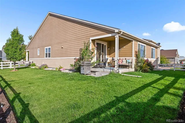 a view of a house with backyard