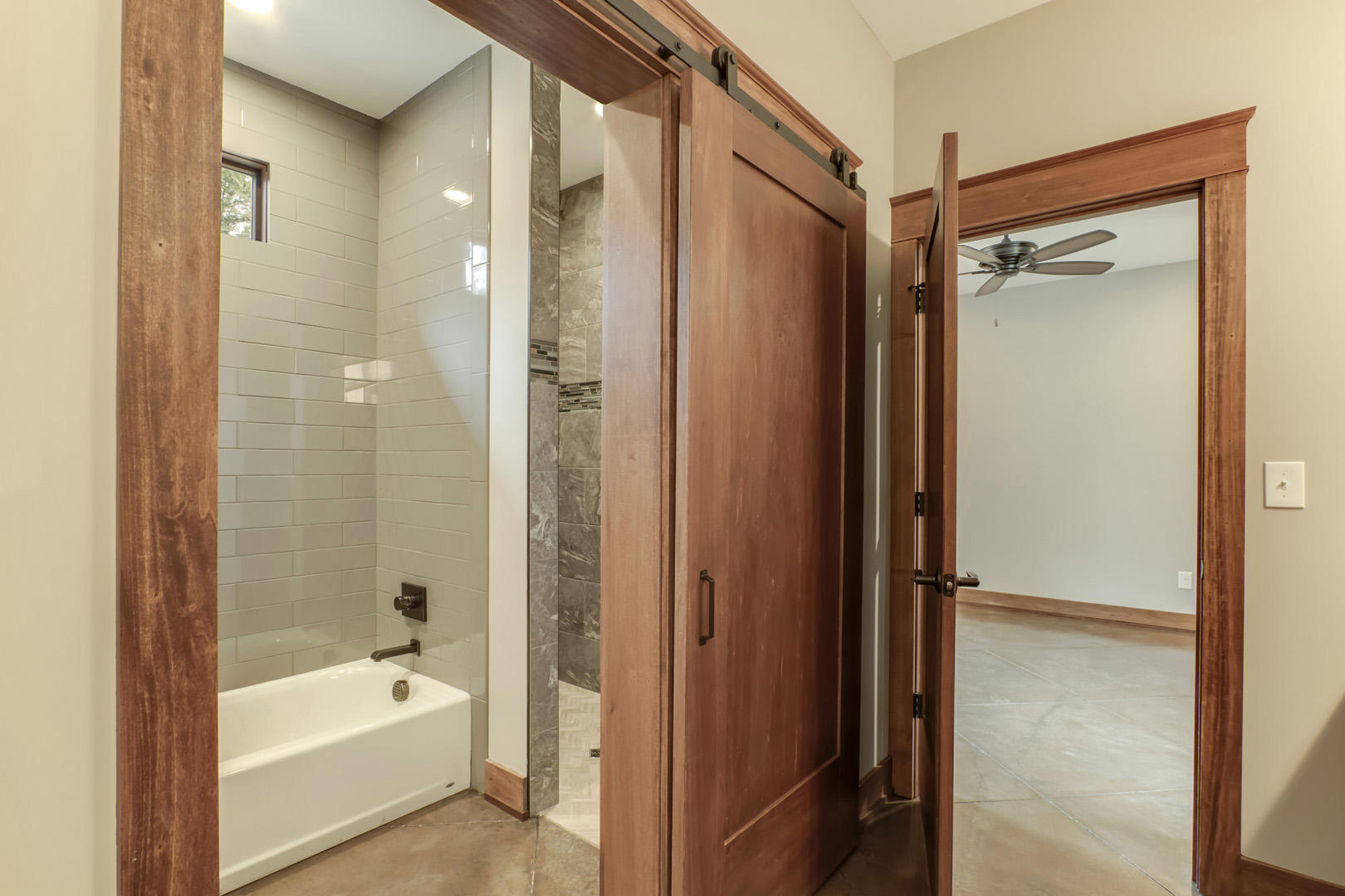 5410 Maple Hill Road Loudon, TN 37774 - Photo 31 of 40 31_MapleHillRoad_5410_GuestBath02