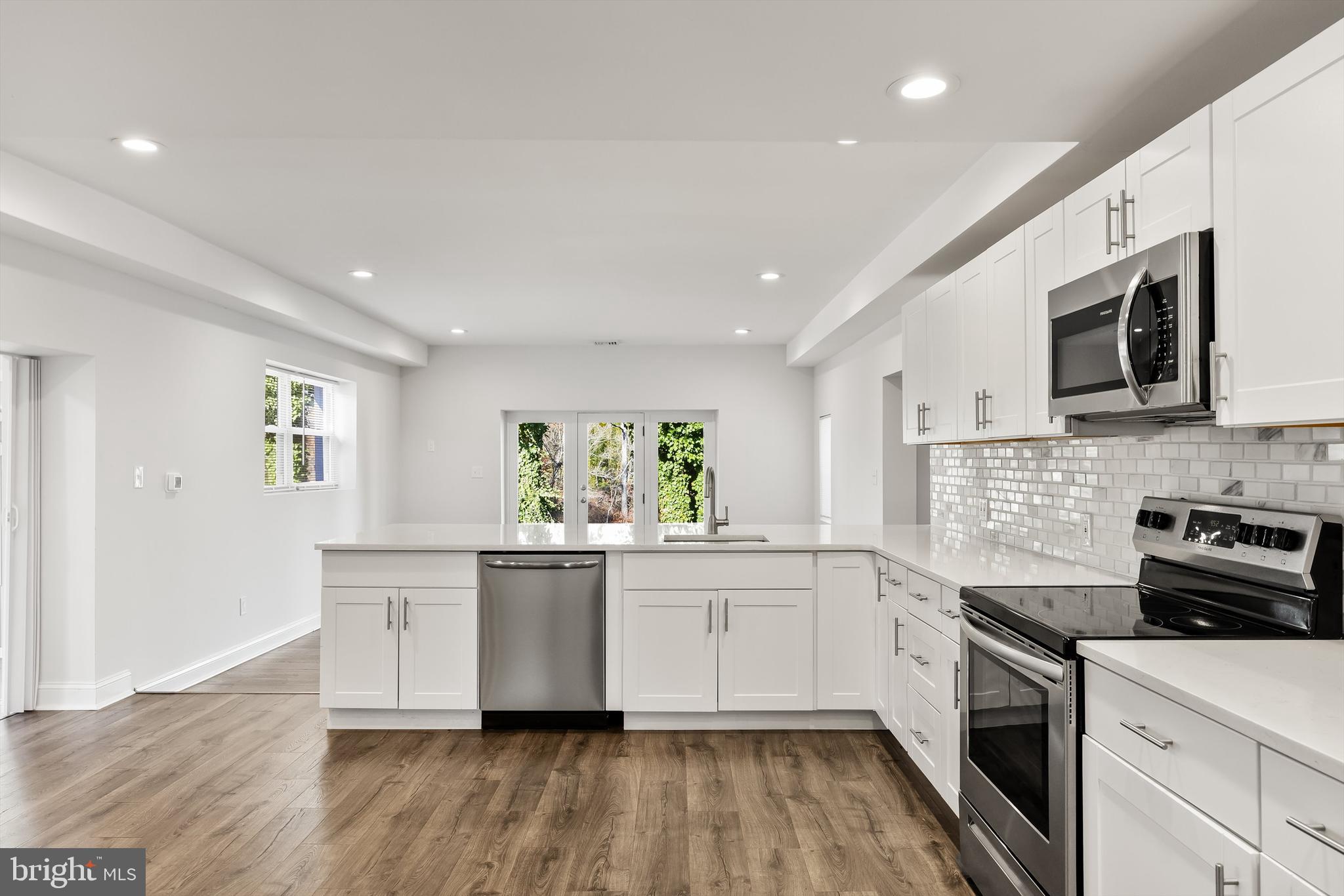 8 Lakeside Drive Medford, NJ 08055 - Photo 8 of 53 KITCHEN WITH STAINLESS STEAL APPLICANCES