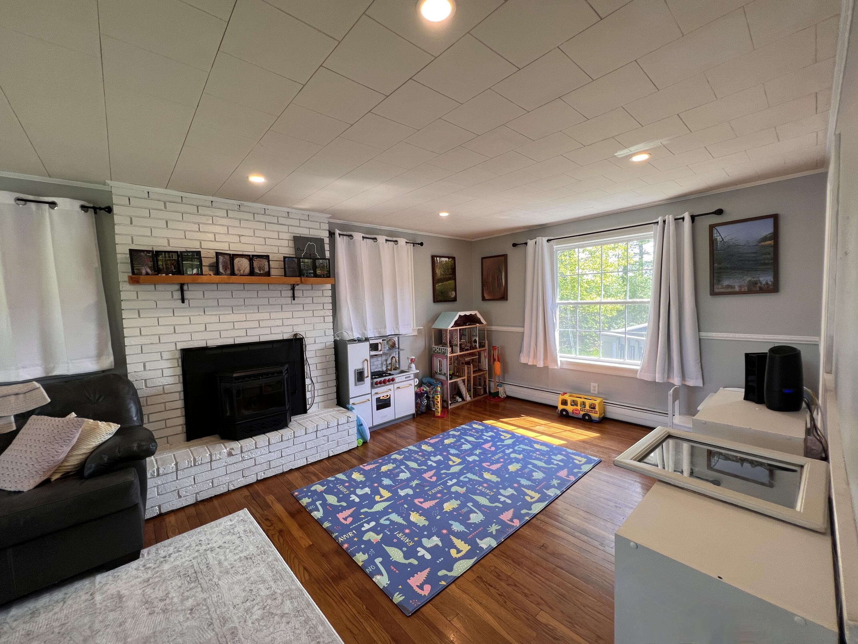 20 Highview Terrace Bangor, ME 04401 - Photo 6 of 62 Living Room