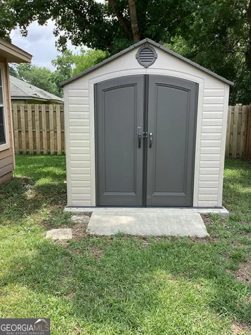 a view of a small house with yard