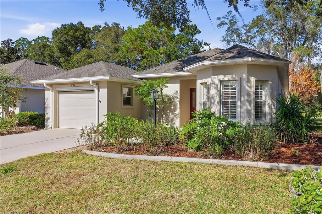 6301 West Glynborne Loop Crystal River, FL 34429 - Photo 47 of 63 front view of a house with a yard