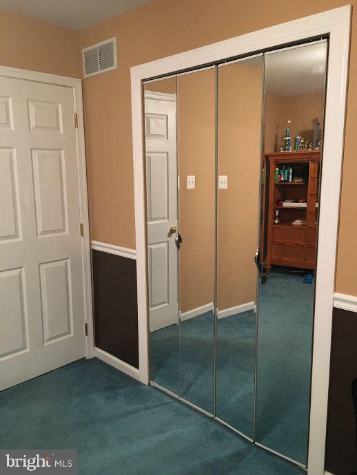 42 Hill Road Warminster, PA 18974 - Photo 31 of 44 an empty room with mirror