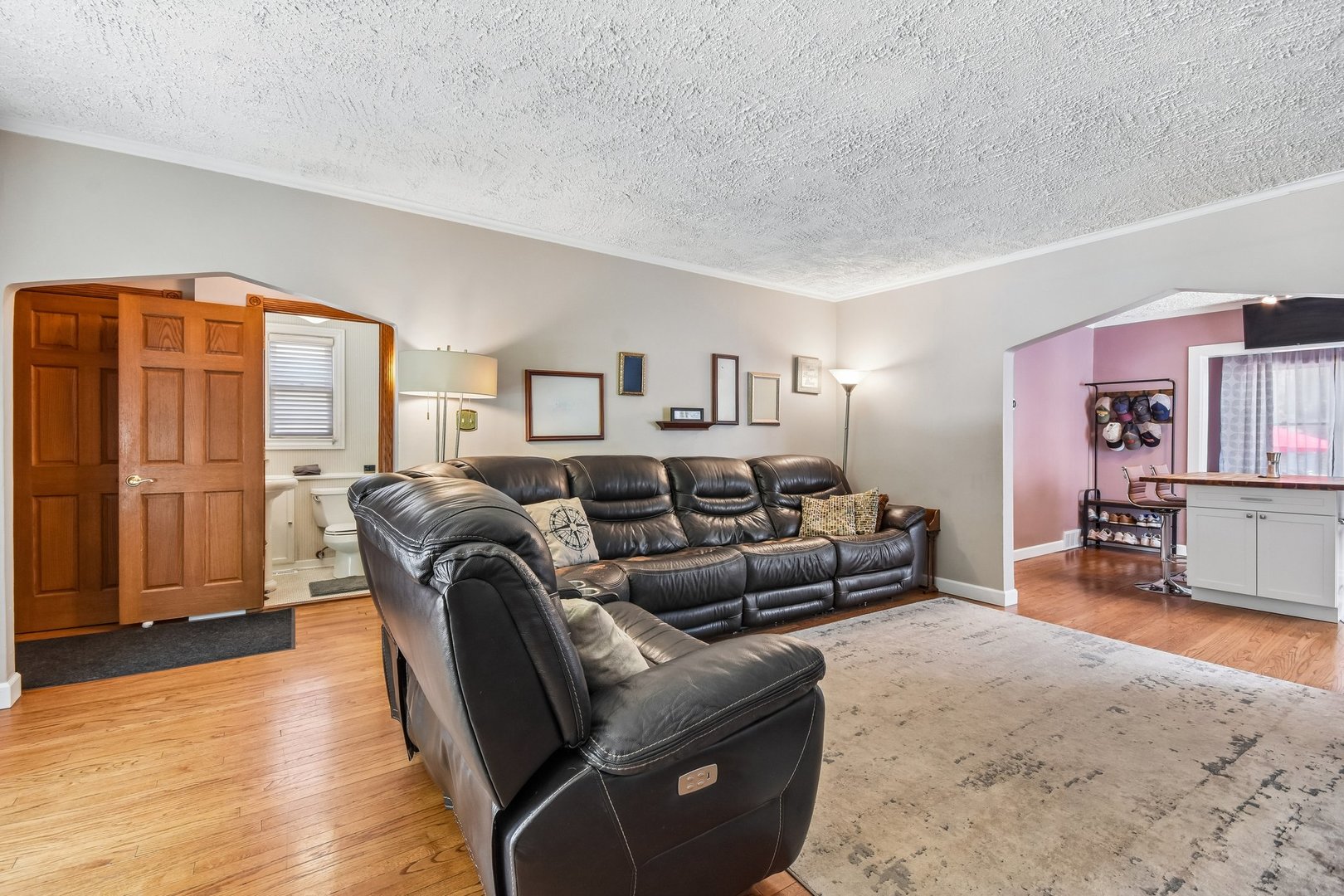 693 Spring Road Elmhurst, IL 60126 - Photo 3 of 32