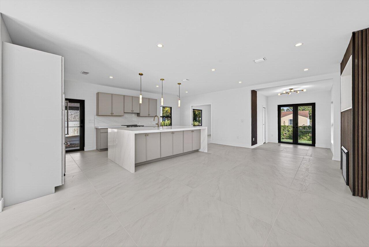 1004 Avon Road West Palm Beach, FL 33401 - Photo 13 of 45 030-1004AvonRoad-WestPalmBeach-FL-33401-