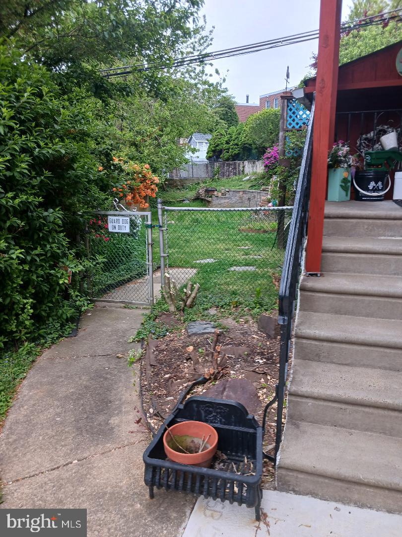 7356 Hiola Road Philadelphia, PA 19128 - Photo 9 of 13 Yard entrance