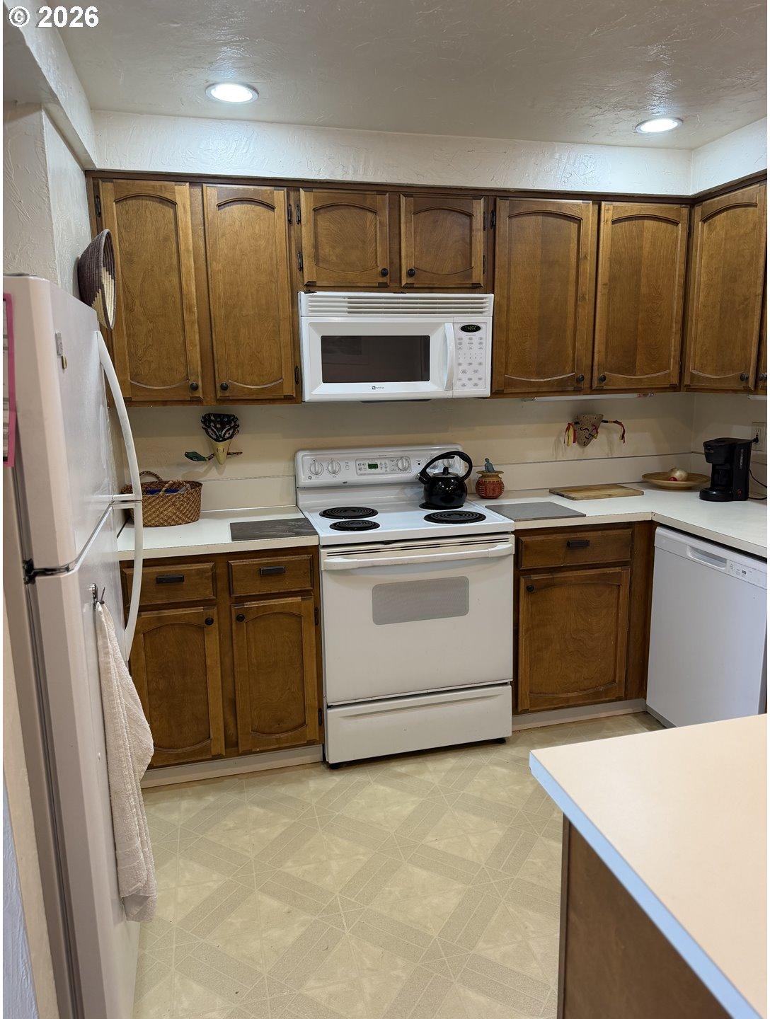 650 Harlow Road Springfield, OR 97477 - Photo 8 of 12 Kitchen