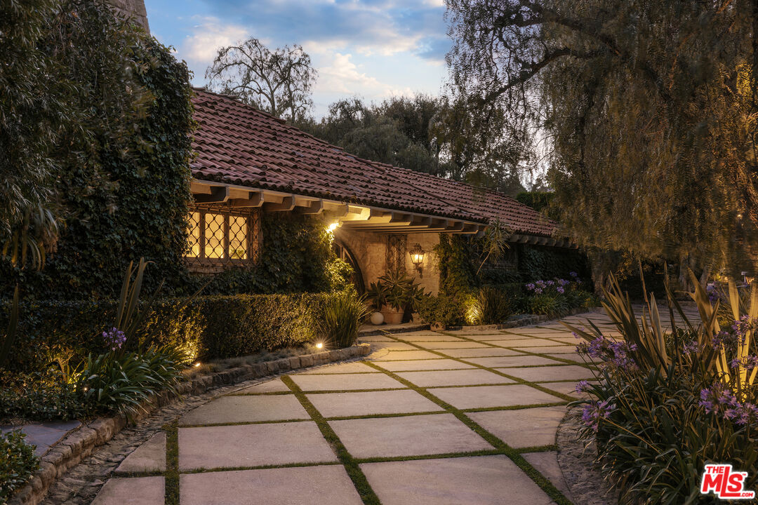 423 North Faring Road Los Angeles, CA 90077 - Photo 5 of 35
