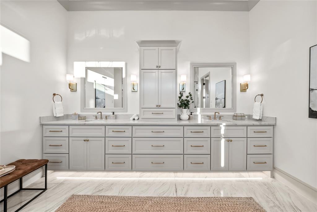 724 Cooper Trail Weatherford, TX 76087 - Photo 33 of 40 Bathroom with double vanity