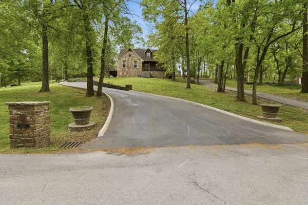 $749,900 | 2105 Alpine Drive, Columbia, TN 38401