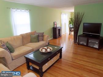 1990 Carter Road Folcroft, PA 19032 - Photo 6 of 12 Living Room