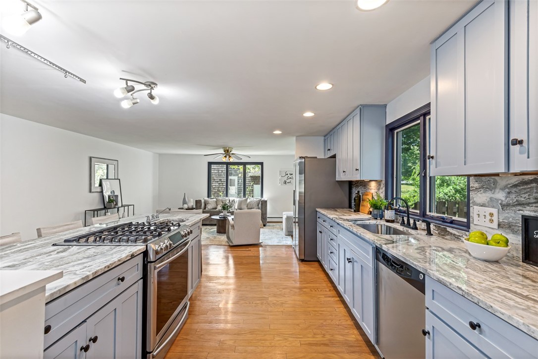 22 Mayfield Road Barrington, RI 02806 - Photo 6 of 48