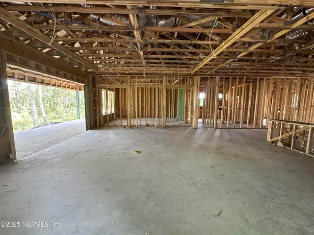 a picture of a room with a floor plan