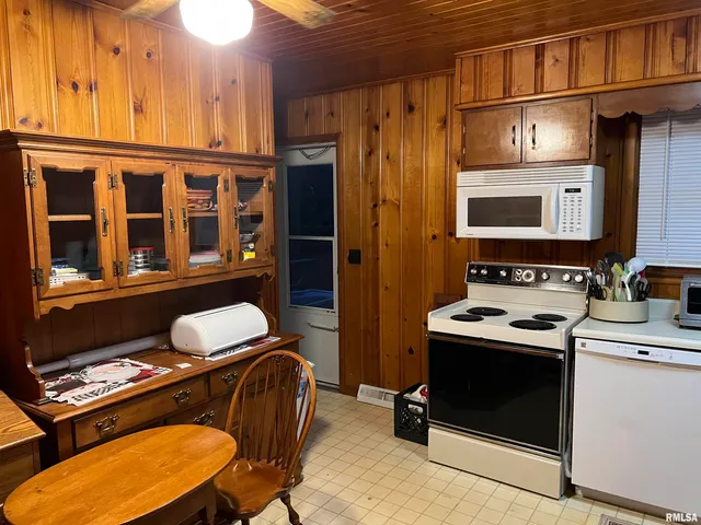 $155,000 | 18 Westfair Drive, Unit A & B, Jacksonville, IL 62650