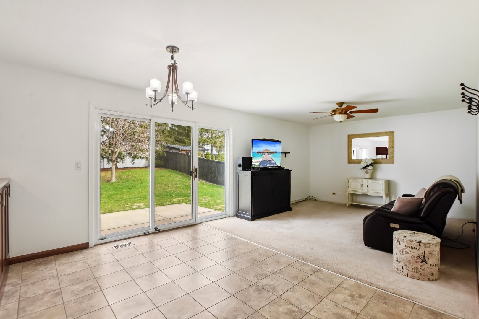 810 Case Drive Roselle, IL 60172 - Photo 12 of 34 a living room with furniture