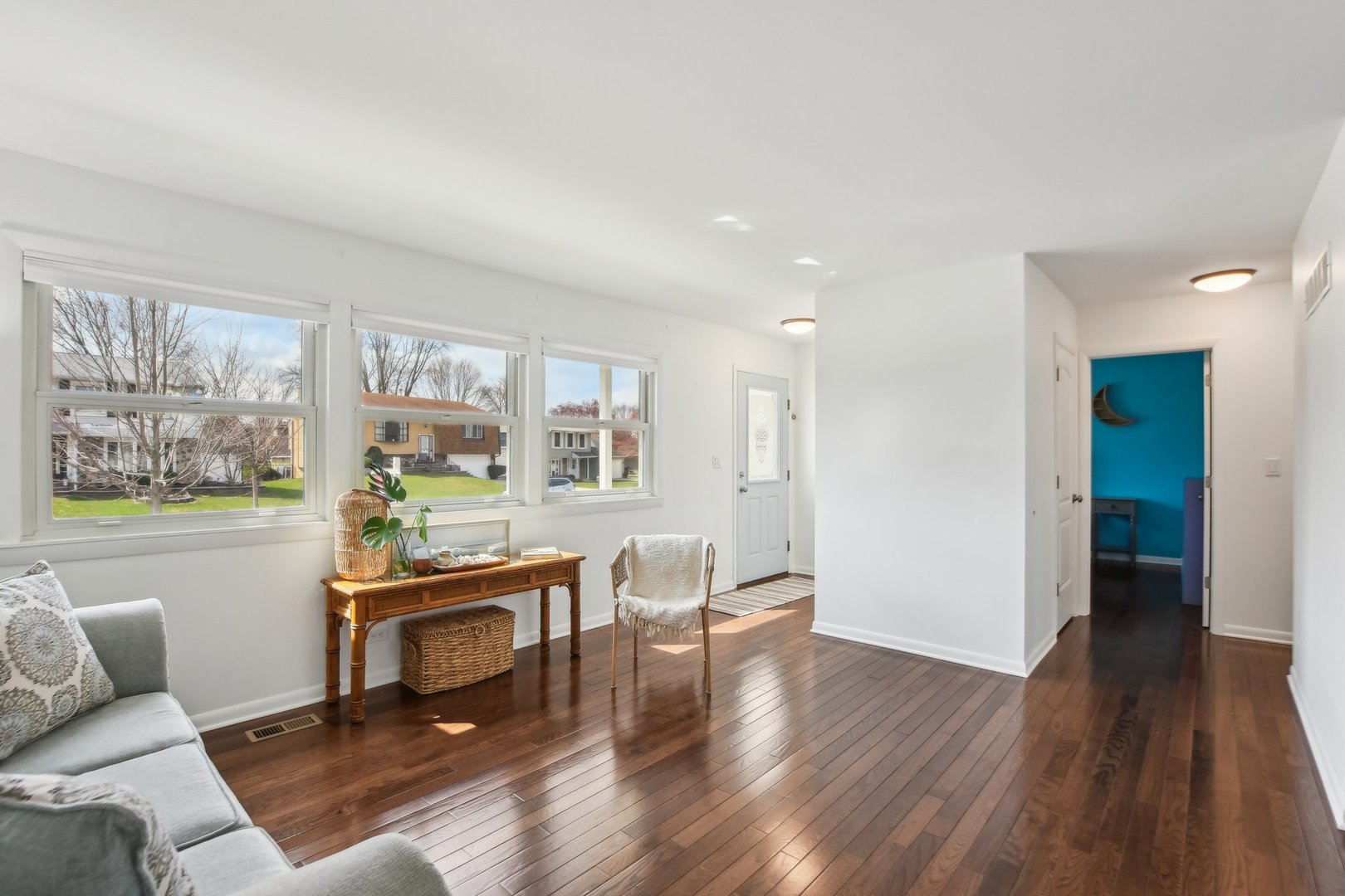 810 Case Drive Roselle, IL 60172 - Photo 2 of 34 a living room with furniture and a window