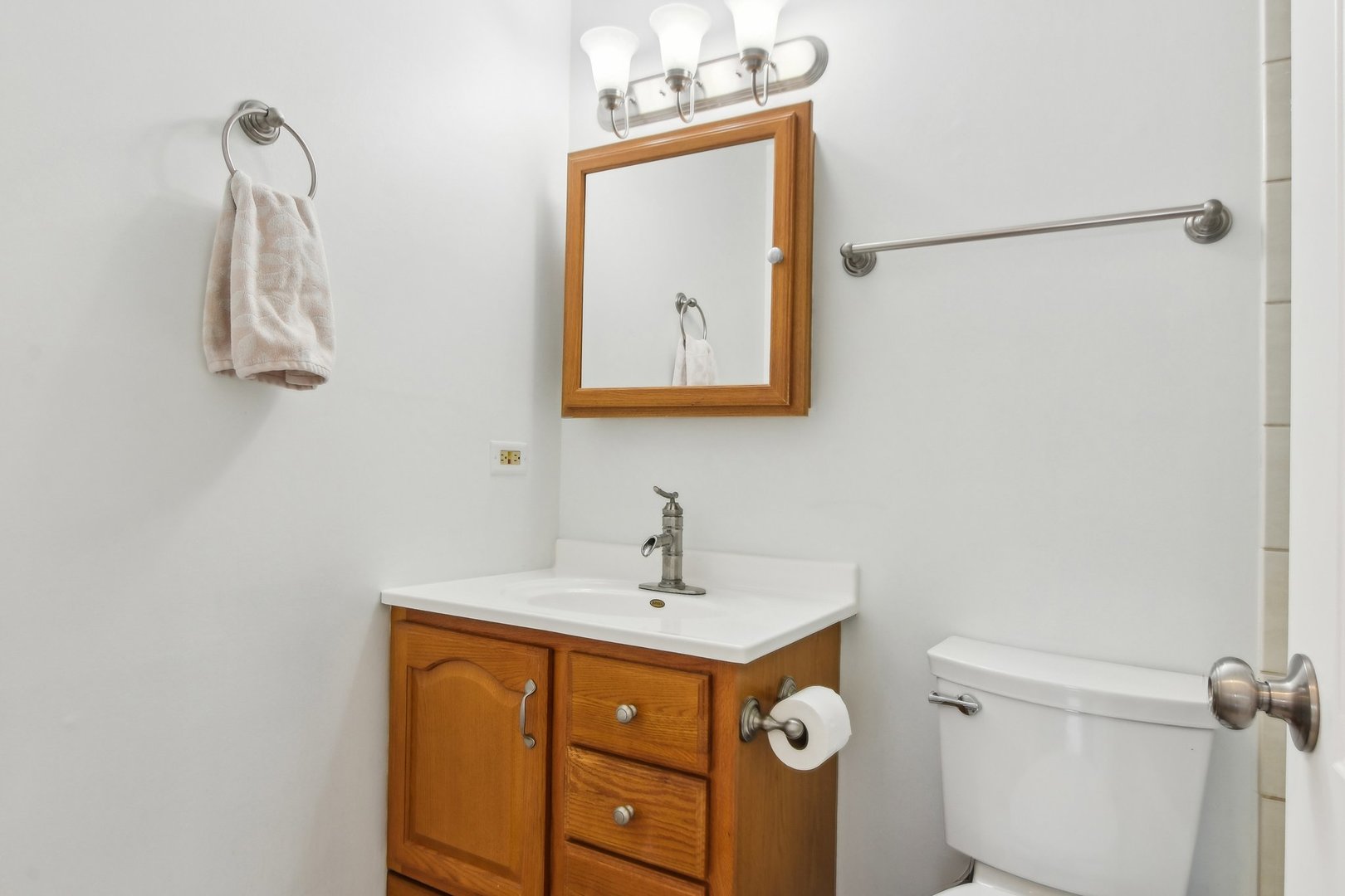 810 Case Drive Roselle, IL 60172 - Photo 22 of 34 a bathroom with a sink a mirror and a toilet