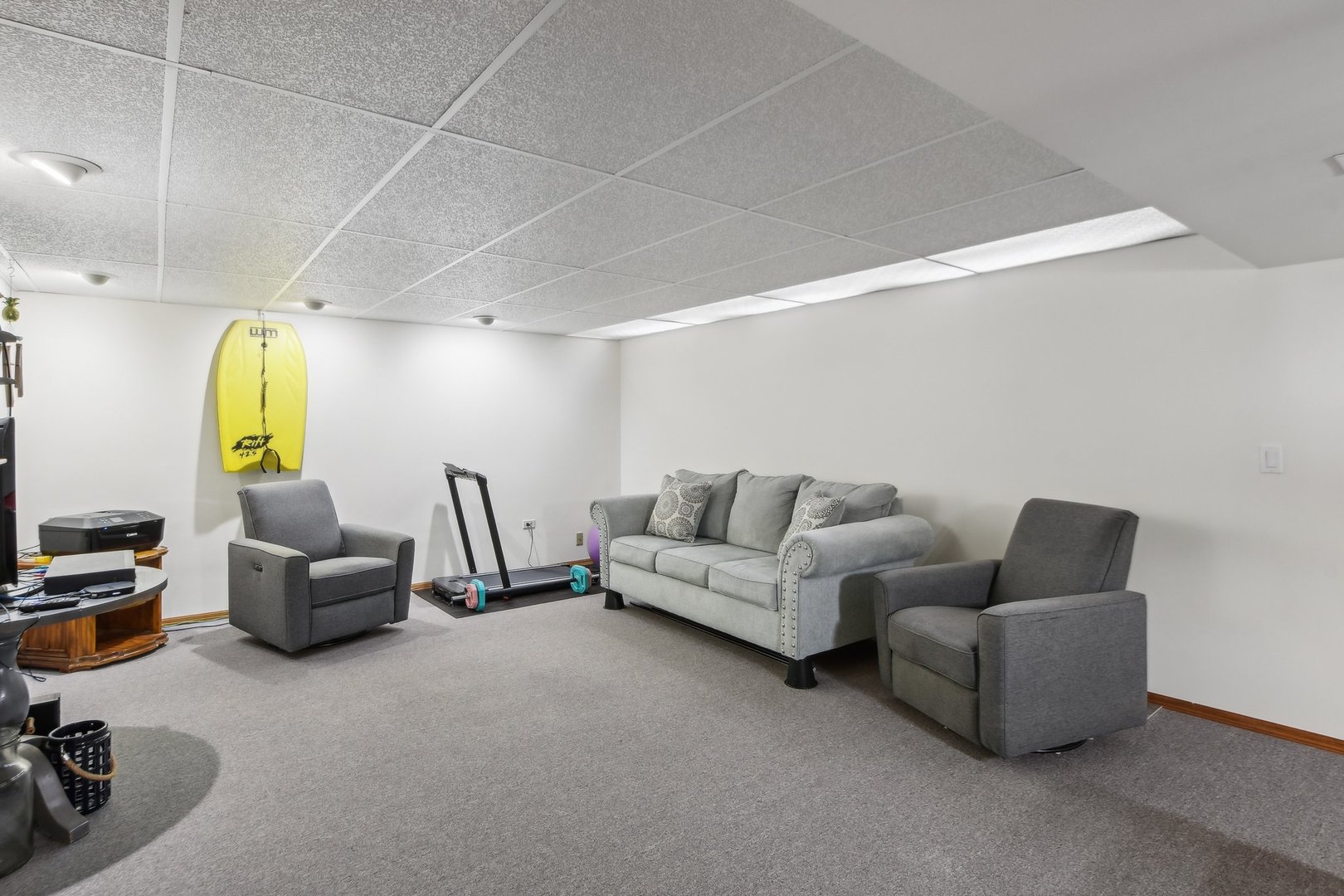 810 Case Drive Roselle, IL 60172 - Photo 24 of 34 a living room with furniture and a flat screen tv