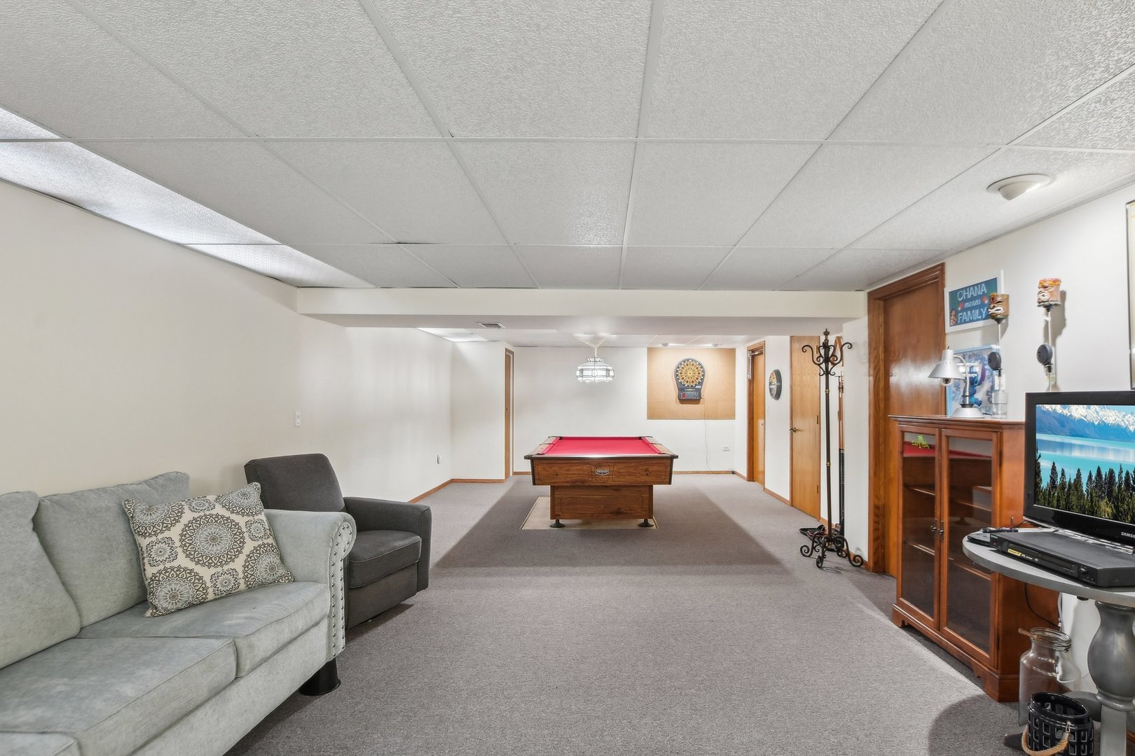 810 Case Drive Roselle, IL 60172 - Photo 25 of 34 a living room with furniture and a flat screen tv