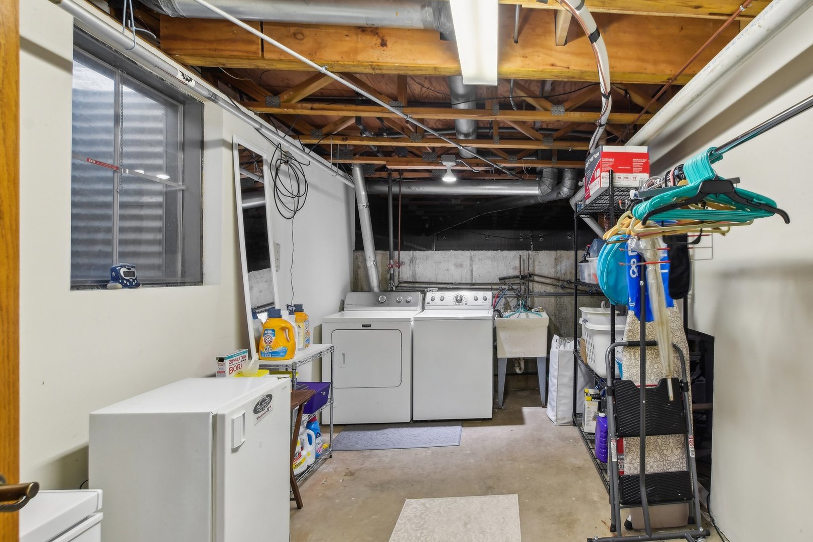 810 Case Drive Roselle, IL 60172 - Photo 27 of 34 a utility room with dryer and washer