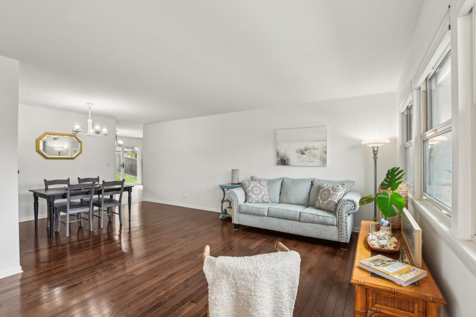 810 Case Drive Roselle, IL 60172 - Photo 3 of 34 a living room with furniture and wooden floor