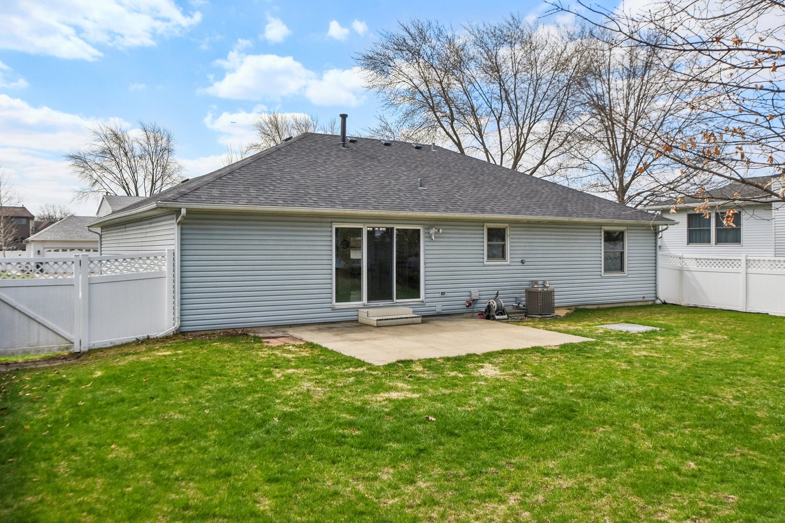 810 Case Drive Roselle, IL 60172 - Photo 31 of 34 a house view with a garden space