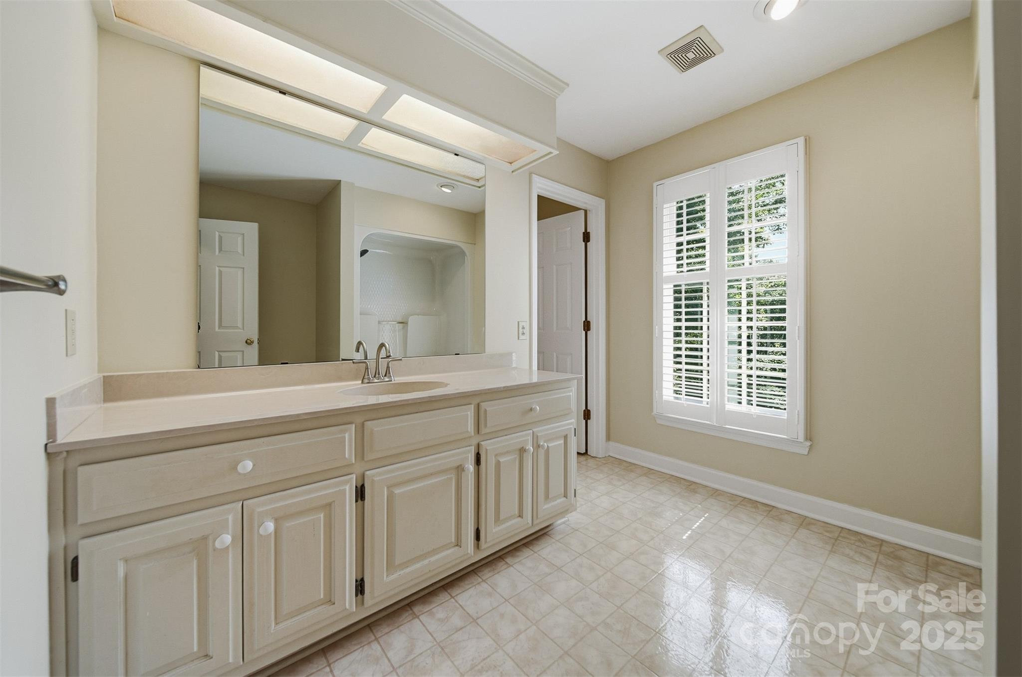 147 35th Avenue Northeast Hickory, NC 28601 - Photo 29 of 43 a spacious bathroom with 2 sink and a mirror