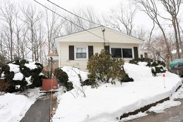 $379,000 | 19 West Stearns Avenue, Hooksett, NH 03106