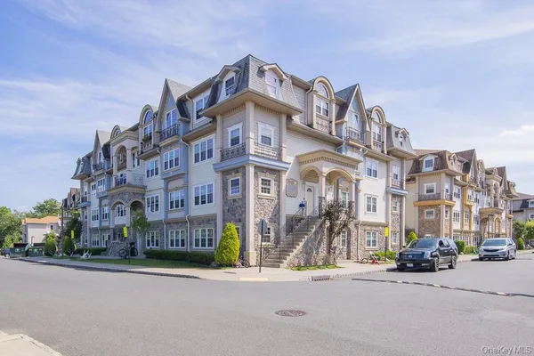 $769,000 | 7 Elm Street, Unit 112, Spring Valley, NY 10977