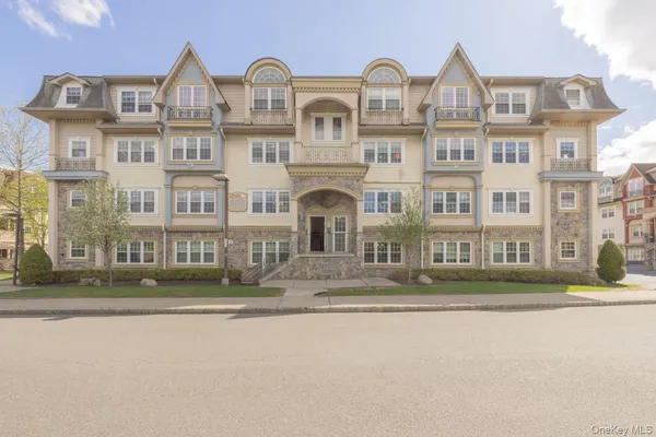 $769,000 | 7 Elm Street, Unit 112, Spring Valley, NY 10977