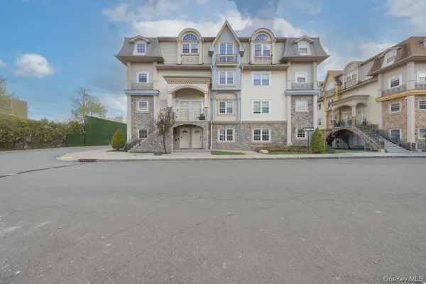 $769,000 | 7 Elm Street, Unit 112, Spring Valley, NY 10977