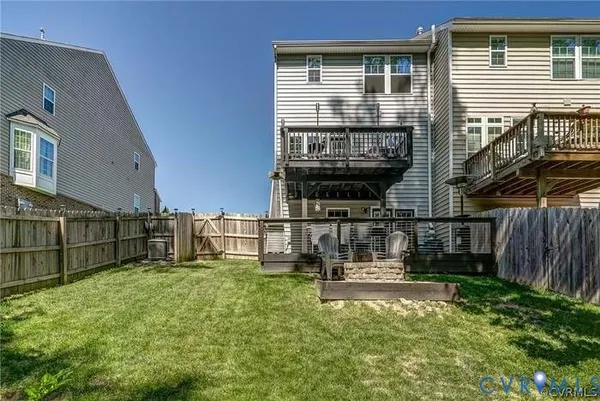 a view of a house with backyard and porch