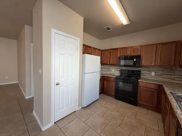 $1,725 | 704 East College Avenue, Princeton, TX 75407