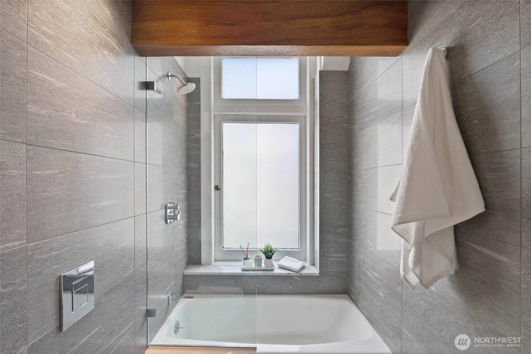 1519 3rd Avenue, Unit 501 Seattle, WA 98101 - Photo 31 of 37 a bathroom with a tub