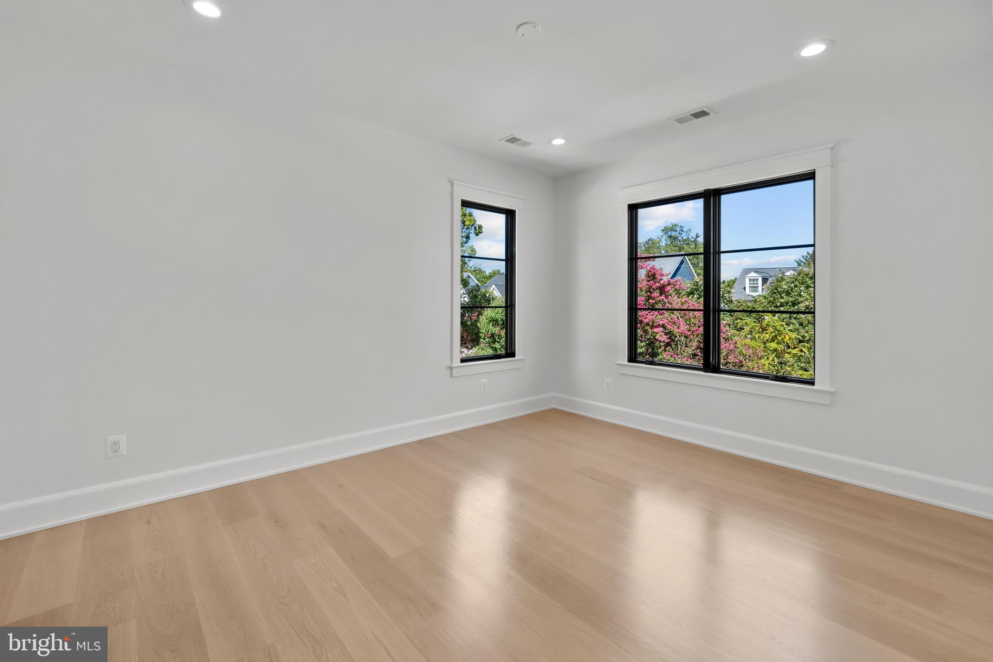 3108 Key Boulevard Arlington, VA 22201 - Photo 28 of 44 an empty room with windows