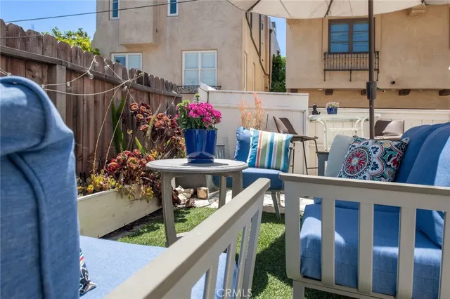 a view of entryway with outdoor seating