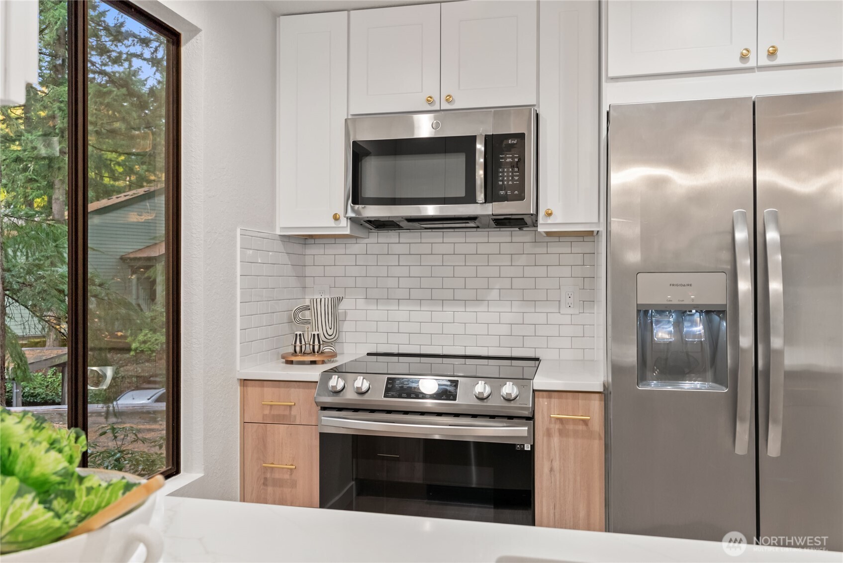 155 South 330th Street, Unit D Federal Way, WA 98003 - Photo 14 of 35 a kitchen with a stove and a microwave