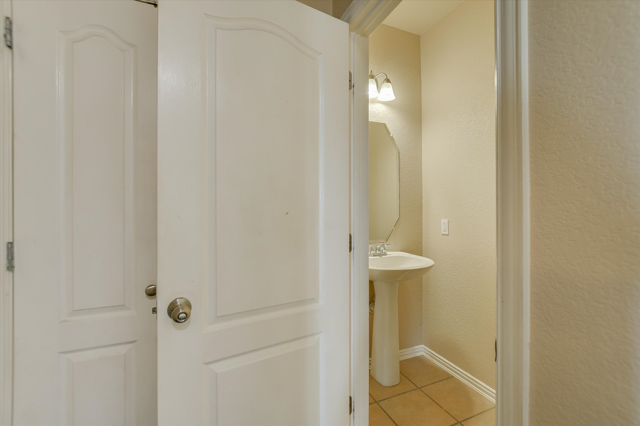 1101 Sedona Leander, TX 78641 - Photo 5 of 25 a bathroom with a mirror