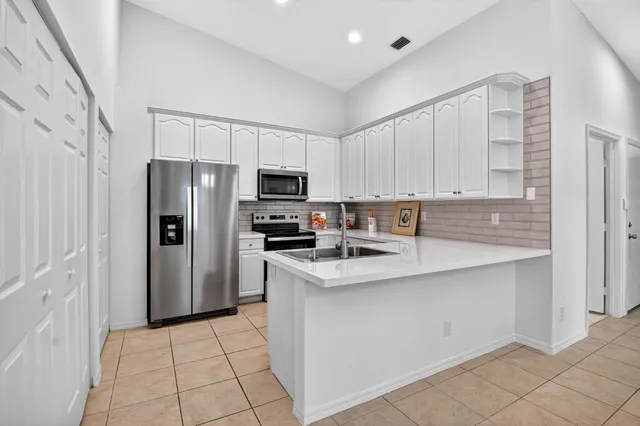 a en suite bathroom with a double vanity sink and mirror